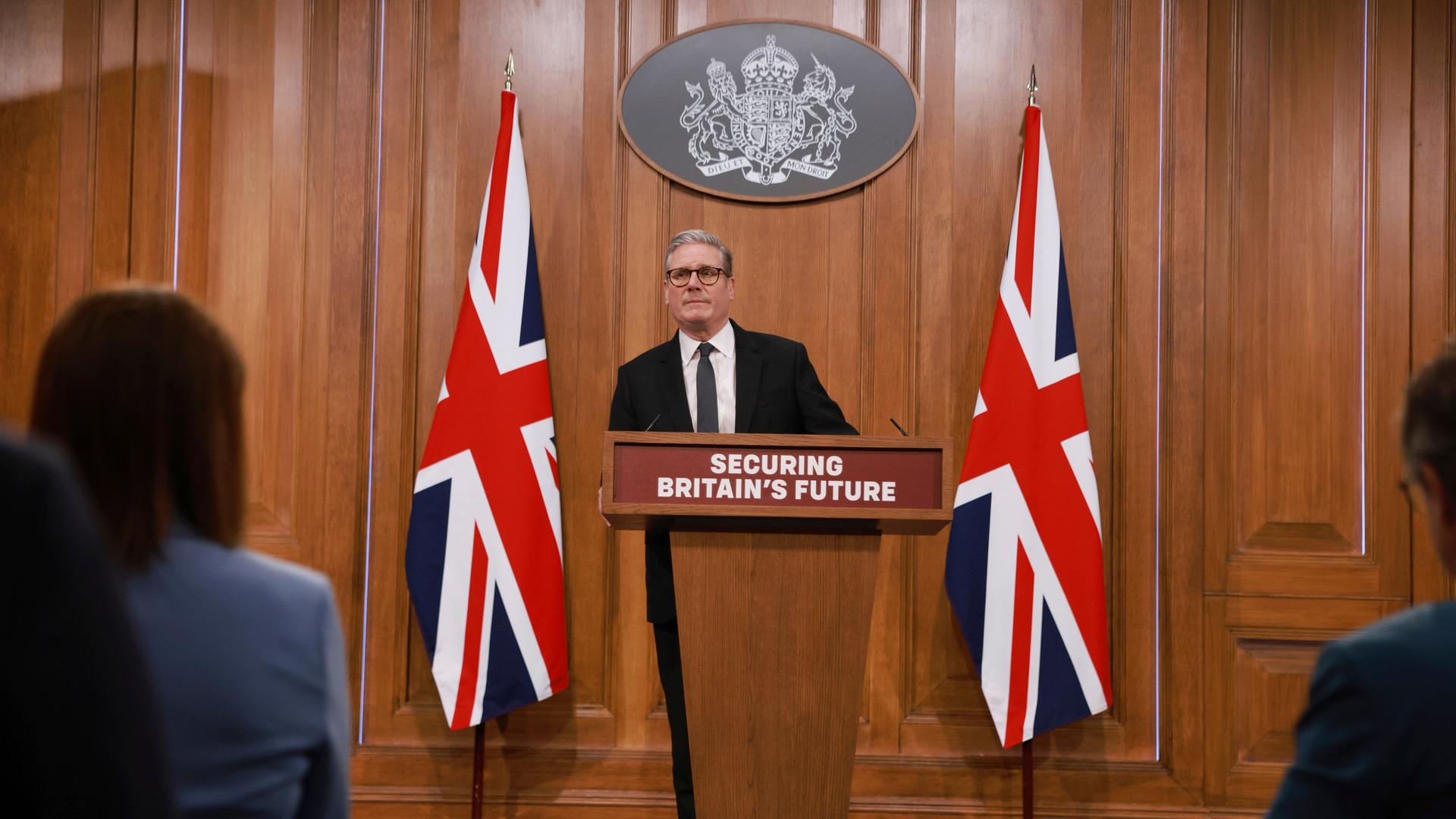 Der britische Premierminister Starmer hält während einer Pressekonferenz vor der Veröffentlichung des Weißbuchs der Regierung zur Einwanderung, des Immigration White Paper, inne. Der britische Premierminister Starmer hält während einer Pressekonferenz vor der Veröffentlichung des Weißbuchs der Regierung zur Einwanderung, des Immigration White Paper, inne.