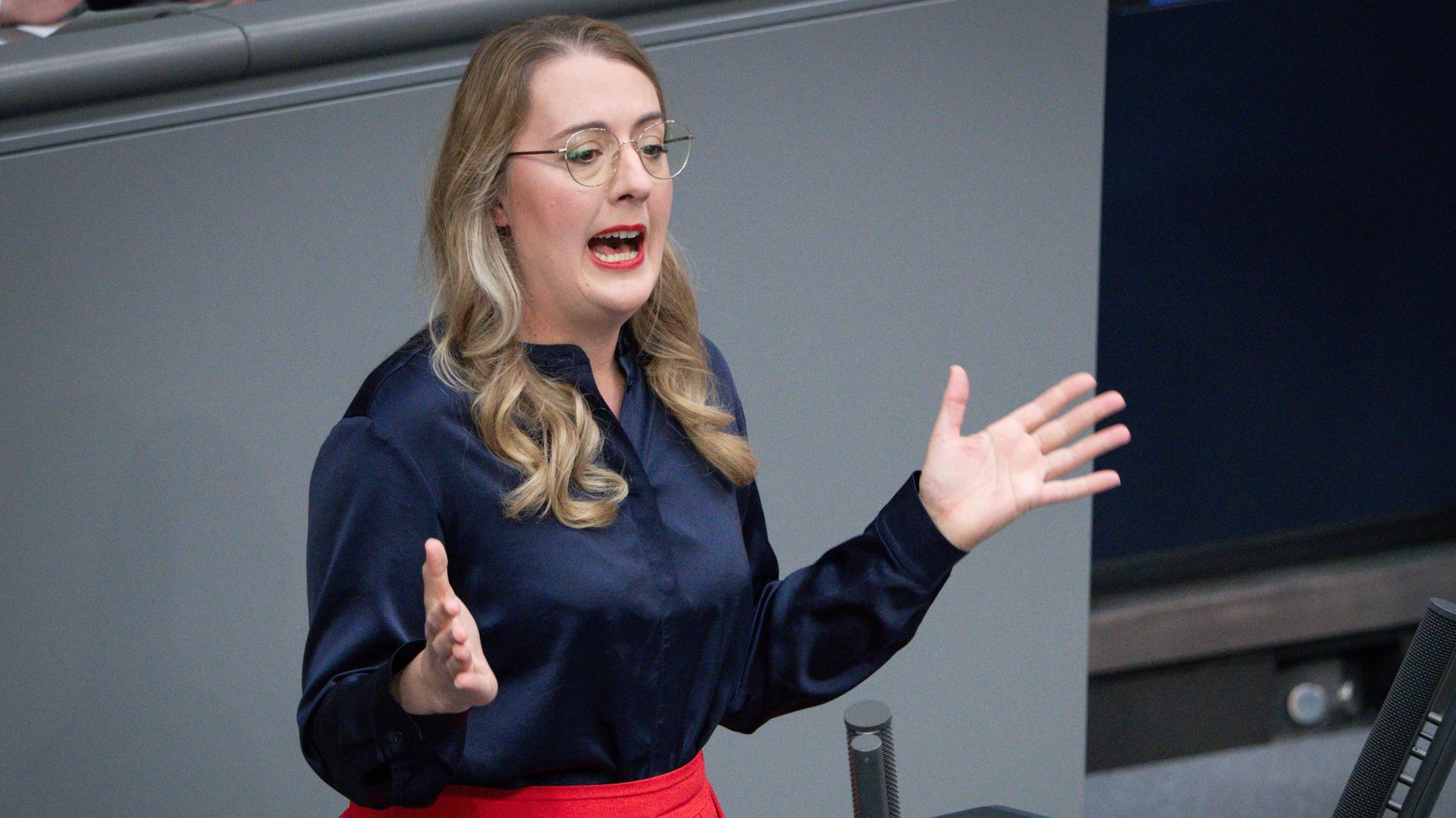 Katharina Dröge (Grüne) im Portrait bei ihrer Rede zum Tagesordnungspunkt Senkung der Energiesteuern im Bundestag Katharina Dröge (Grüne) im Portrait bei ihrer Rede zum Tagesordnungspunkt Senkung der Energiesteuern im Bundestag