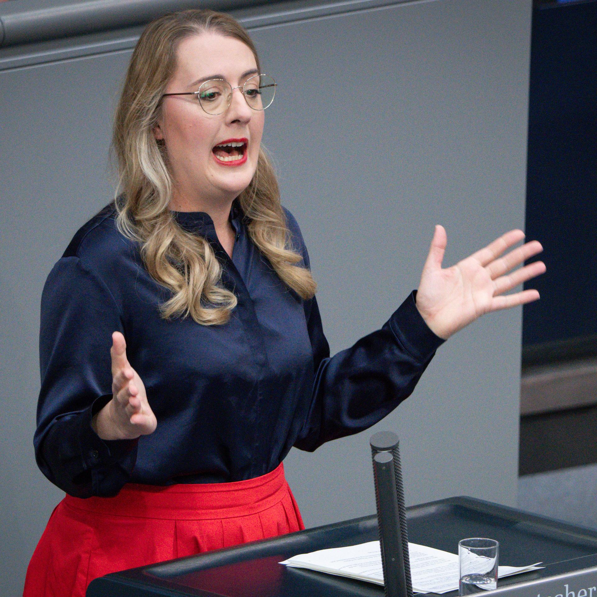 Debatte im Bundestag - Opposition bezweifelt Entlastung durch gesenkte Mineralölsteuer