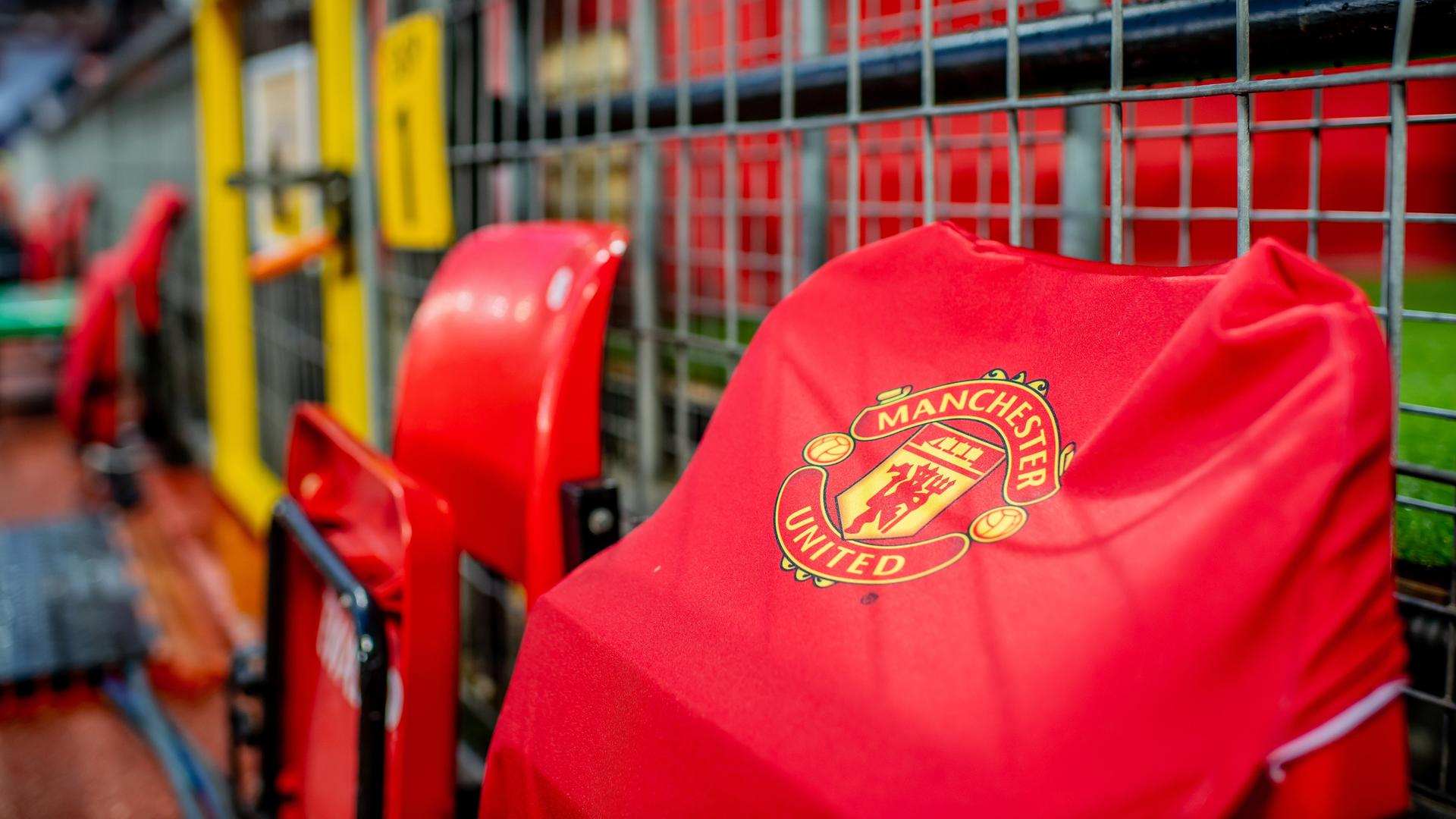 Ein rotes Trikot mit der Aufschrift Manchester United hängt über einem Klappstuhl im Stadion 