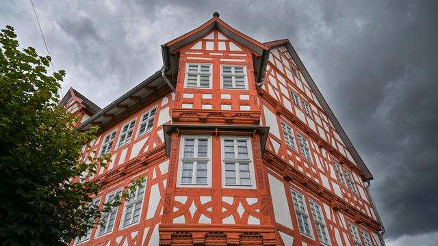 Ein weiß-rotes Fachwerkhaus hessischen Wanfried mit bedecktem Himmel