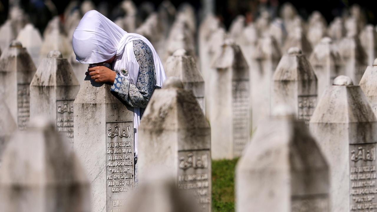 Eine muslimische Frau trauert am Grab ihres Verwandten in der Srebrenica-Gedenkstätte in Potocari, Bosnien.
