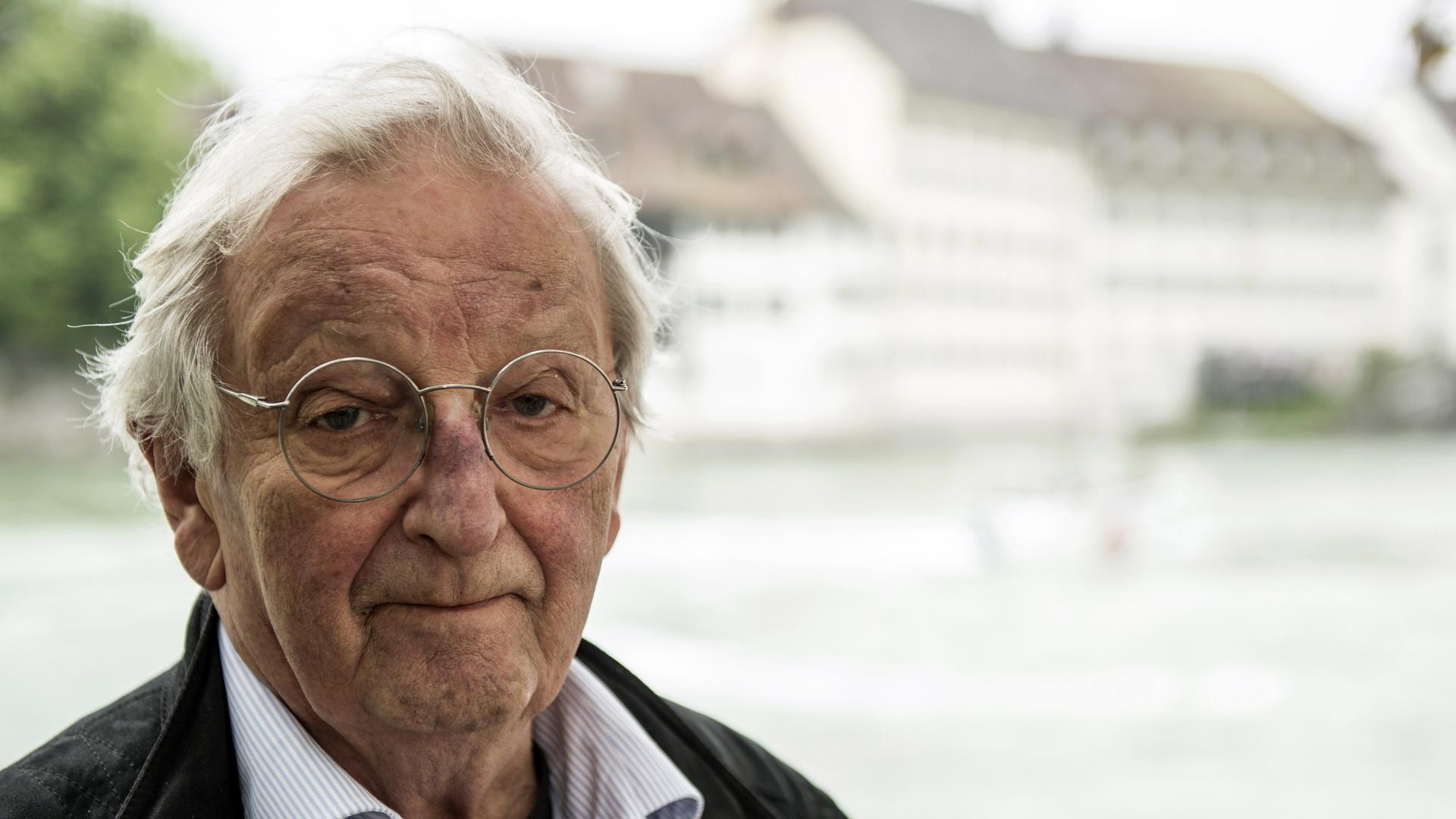 Der Schweizer Schriftsteller Peter Bichsel vor einem verschwommenen Hintergrund der Schweizer Stadt Solothurn 