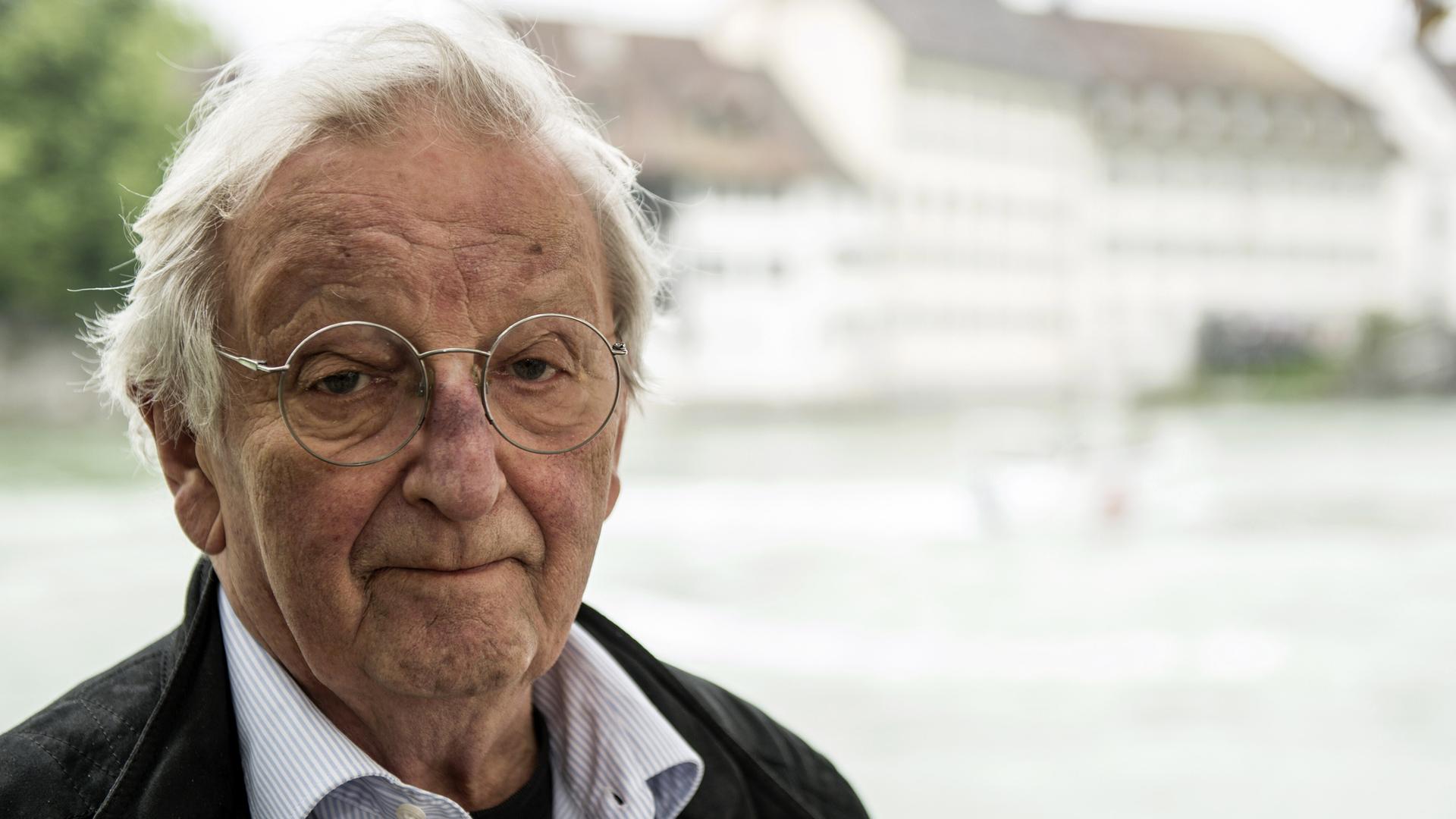 Der Schweizer Schriftsteller Peter Bichsel vor einem verschwommenen Hintergrund der Schweizer Stadt Solothurn 