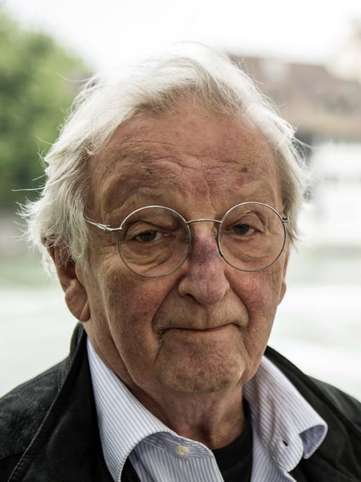 Der Schweizer Schriftsteller Peter Bichsel vor einem verschwommenen Hintergrund der Schweizer Stadt Solothurn Der Schweizer Schriftsteller Peter Bichsel vor einem verschwommenen Hintergrund der Schweizer Stadt Solothurn