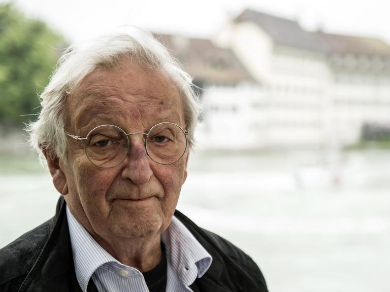 Der Schweizer Schriftsteller Peter Bichsel vor einem verschwommenen Hintergrund der Schweizer Stadt Solothurn Der Schweizer Schriftsteller Peter Bichsel vor einem verschwommenen Hintergrund der Schweizer Stadt Solothurn