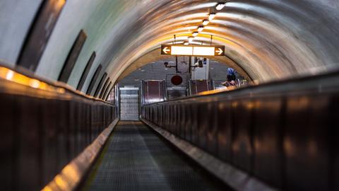 Die leere Metro mit Rolltreppe in Tbilissi, Georgien 