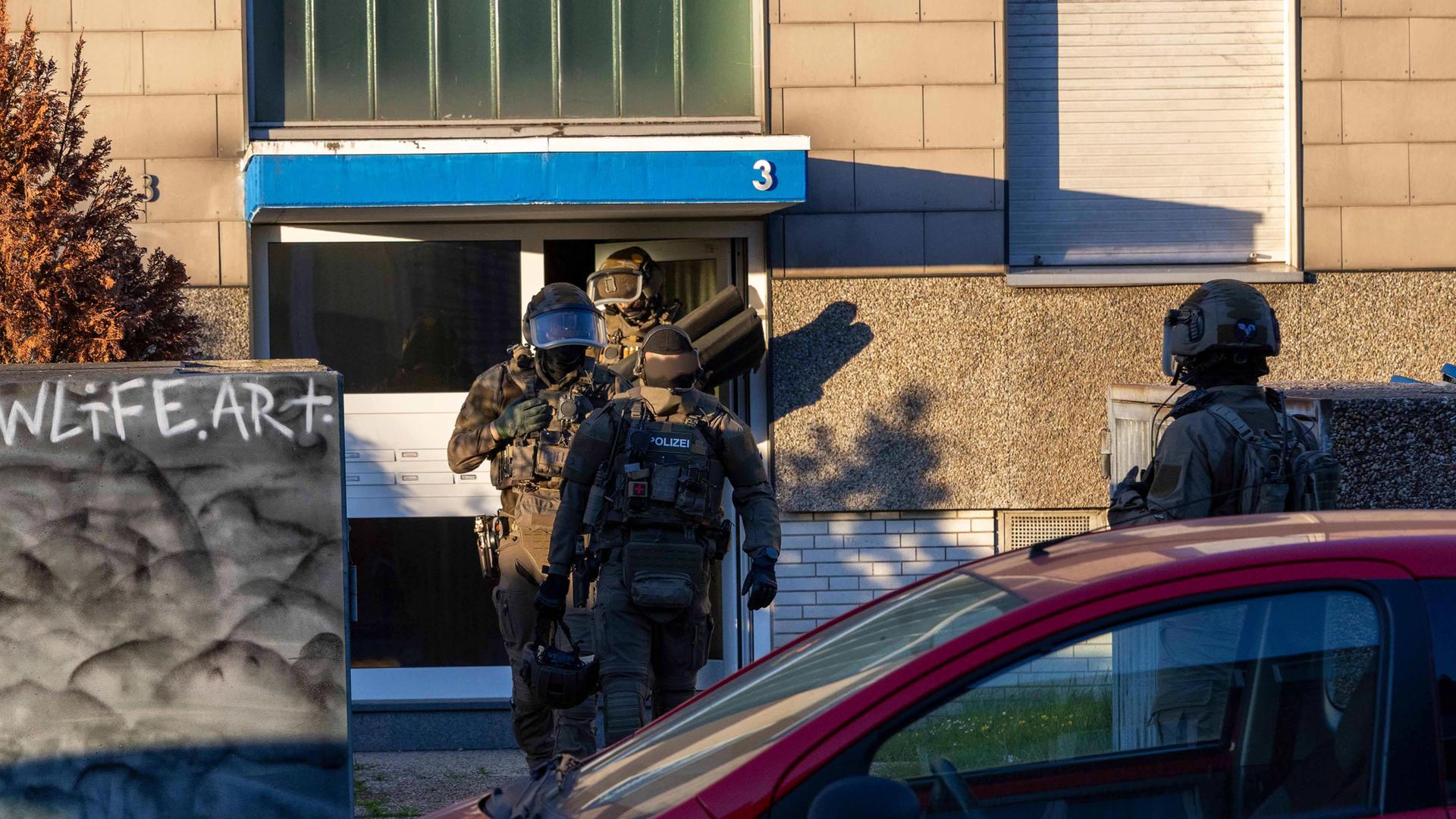 Nordrhein-Westfalen, Gelsenkirchen: Spezialkräfte der Polizei sind bei einer Razzia im Einsatz. Nordrhein-Westfalen, Gelsenkirchen: Spezialkräfte der Polizei sind bei einer Razzia im Einsatz.