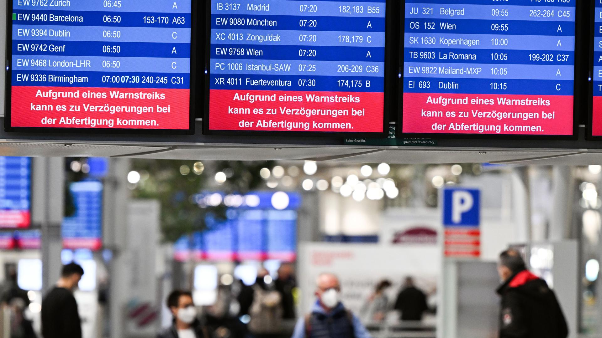 Auf Bildschirmen am Flughafen Düsseldorf wird auf den Streik des Sicherheitspersonals in der Fluggastkontrolle hingewiesen.