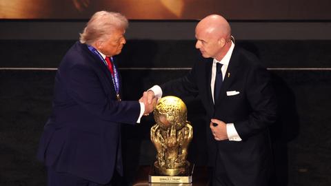 Donald Trump und Gianni Infantino beim Händedruck, mit dem der Fifa-Präsident dem US-Präsidenten zum "Friedenspreis" der Fifa gratuliert.