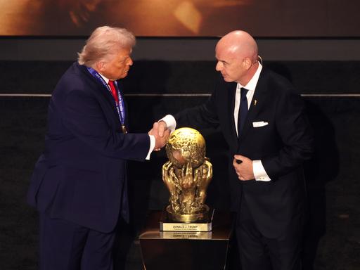 Donald Trump und Gianni Infantino beim Händedruck, mit dem der Fifa-Präsident dem US-Präsidenten zum "Friedenspreis" der Fifa gratuliert.