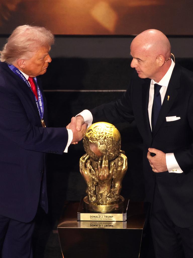 Donald Trump und Gianni Infantino beim Händedruck, mit dem der Fifa-Präsident dem US-Präsidenten zum "Friedenspreis" der Fifa gratuliert. Donald Trump und Gianni Infantino beim Händedruck, mit dem der Fifa-Präsident dem US-Präsidenten zum "Friedenspreis" der Fifa gratuliert.