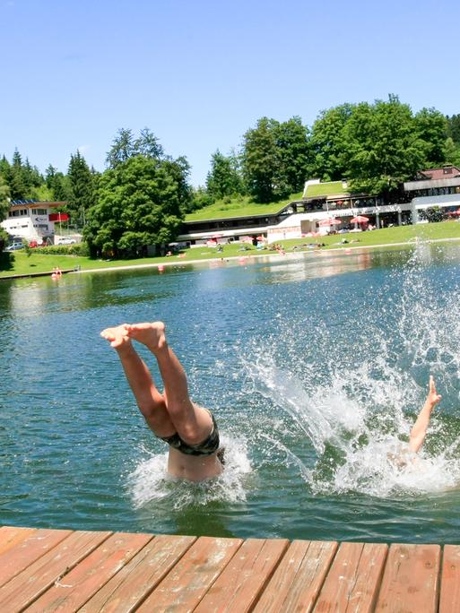 Kinder springen in das Wasser während der Hitzewelle im Strandbad Kirchbichl.