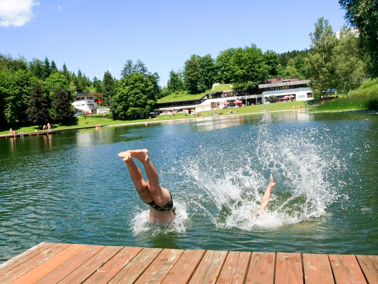Kinder springen in das Wasser während der Hitzewelle im Strandbad Kirchbichl.