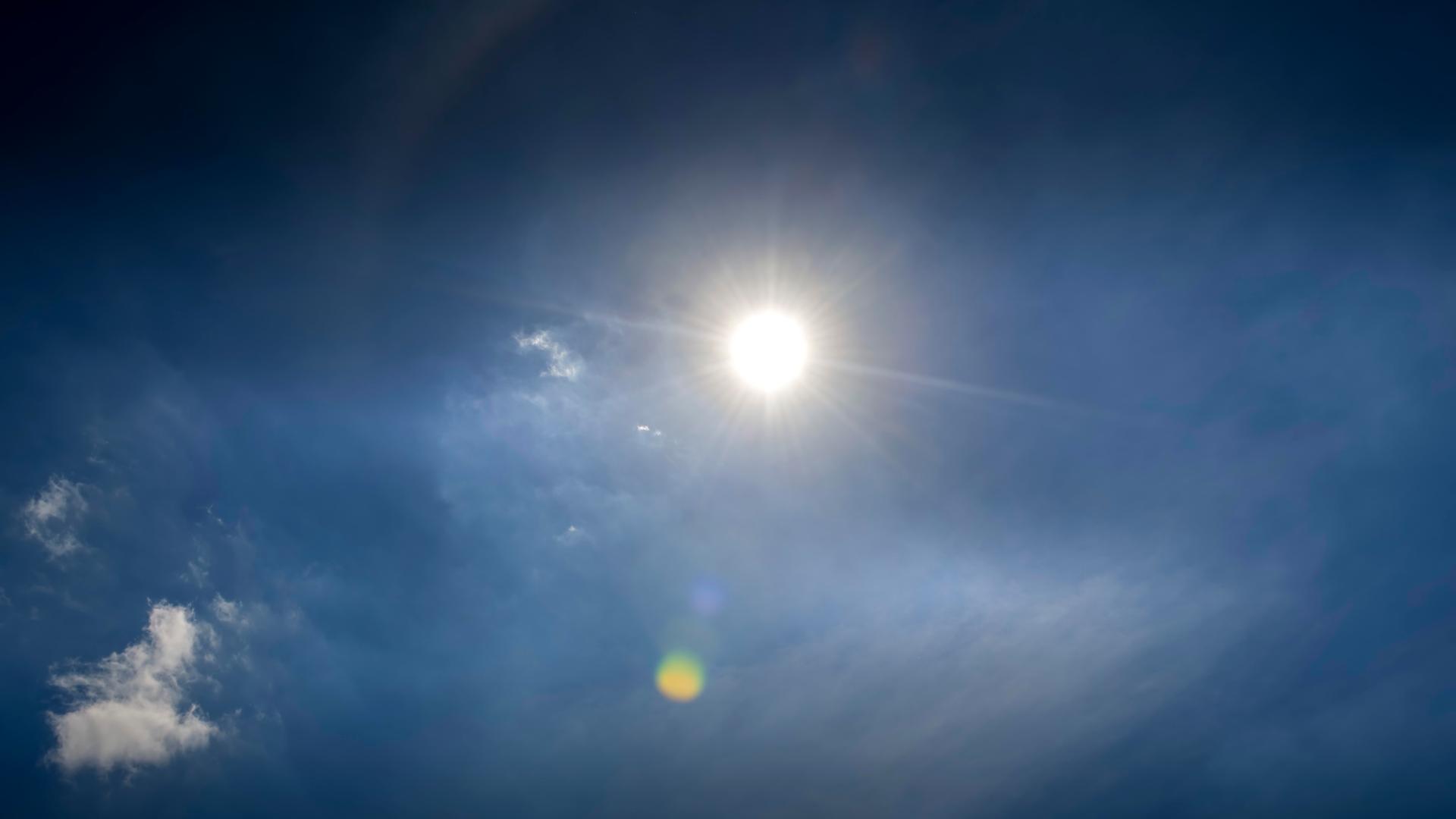Gleißende Sonne am Himmel