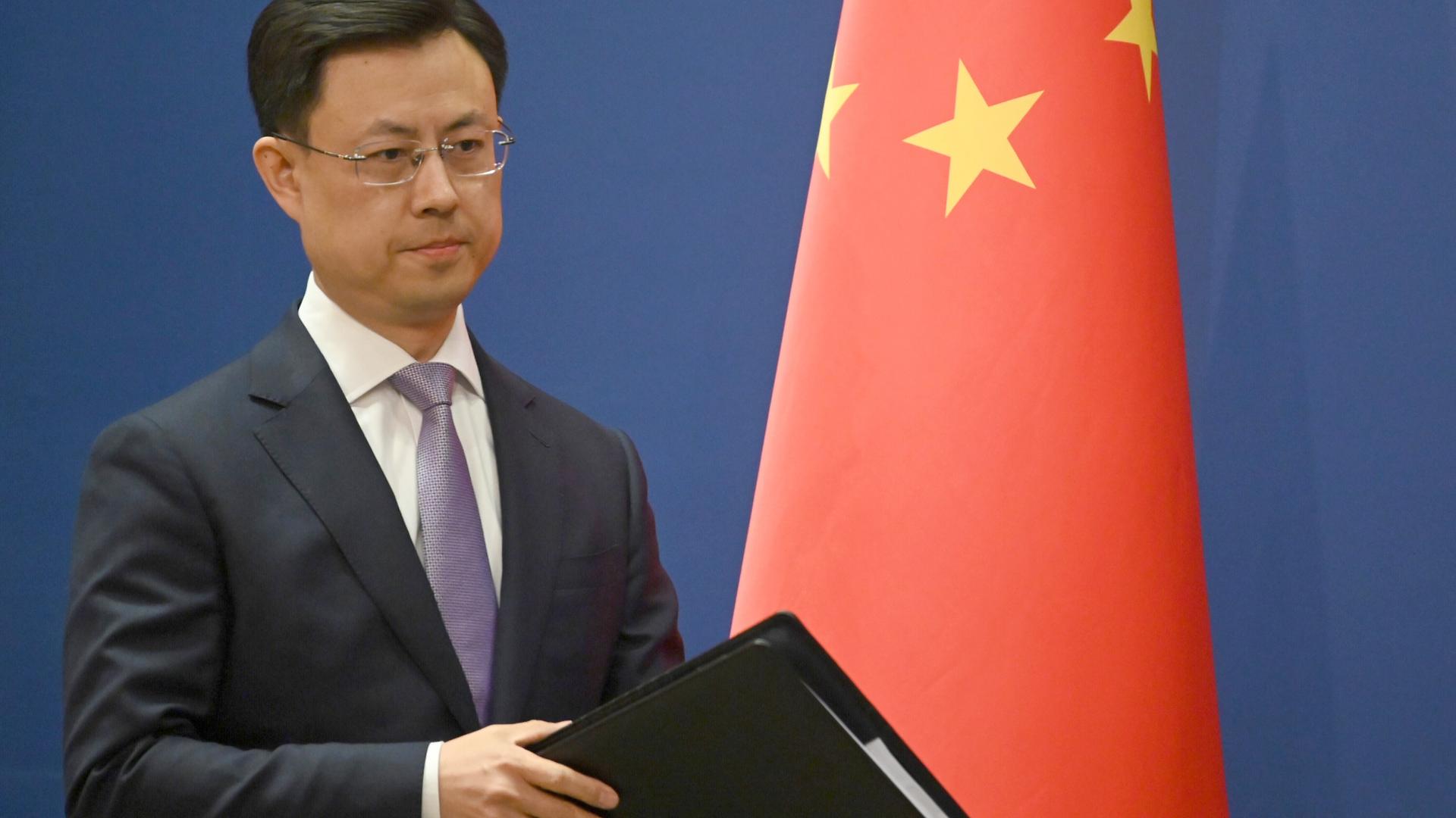 Ein ernst blickender Mann in Anzug steht neben einer chinesischen Flagge: Chinas Außenamtssprecher Guo Jiakun äußert sich zum Iran-Krieg.