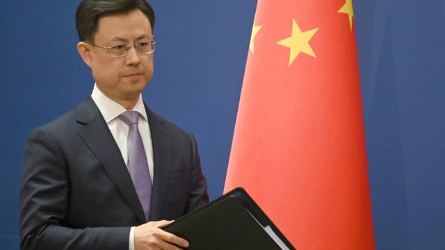 Ein ernst blickender Mann in Anzug steht neben einer chinesischen Flagge: Chinas Außenamtssprecher Guo Jiakun äußert sich zum Iran-Krieg.
