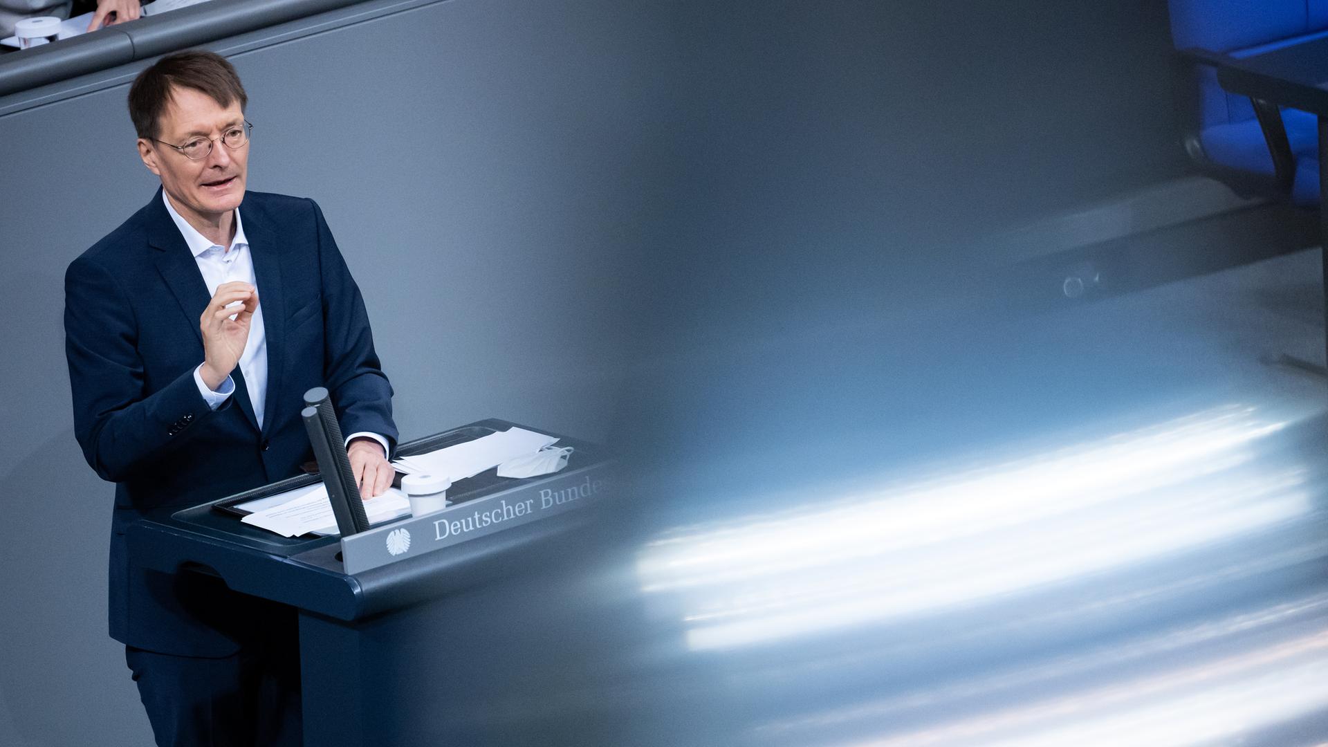 Karl Lauterbach (SPD), Bundesminister für Gesundheit, spricht am 10.12. 2021 bei der Plenarsitzung im Deutschen Bundestag. Karl Lauterbach (SPD), Bundesminister für Gesundheit, spricht am 10.12. 2021 bei der Plenarsitzung im Deutschen Bundestag.