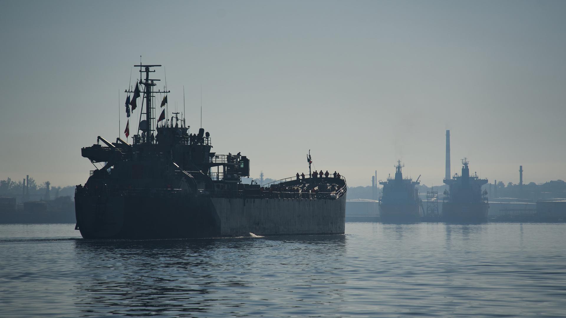 Das mexikanische Marineschiff Isla Holbox erreicht die Bucht von Havanna.