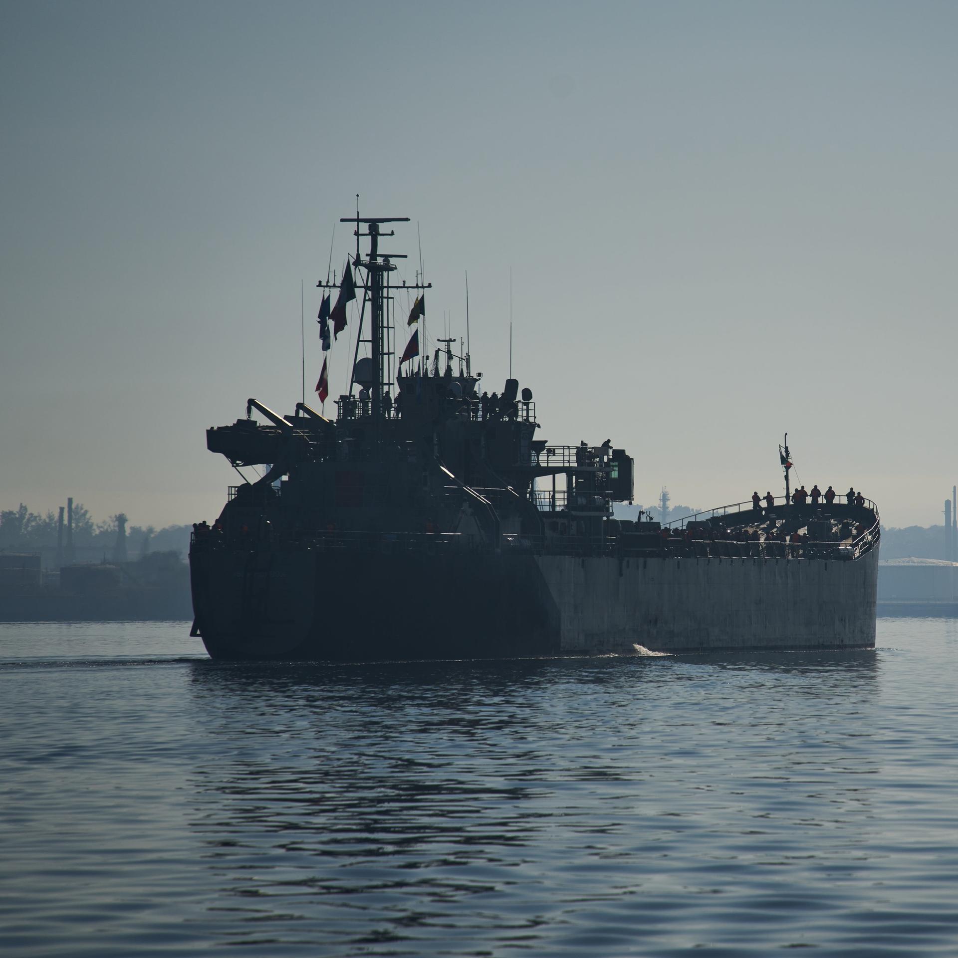 Das mexikanische Marineschiff Isla Holbox erreicht die Bucht von Havanna.