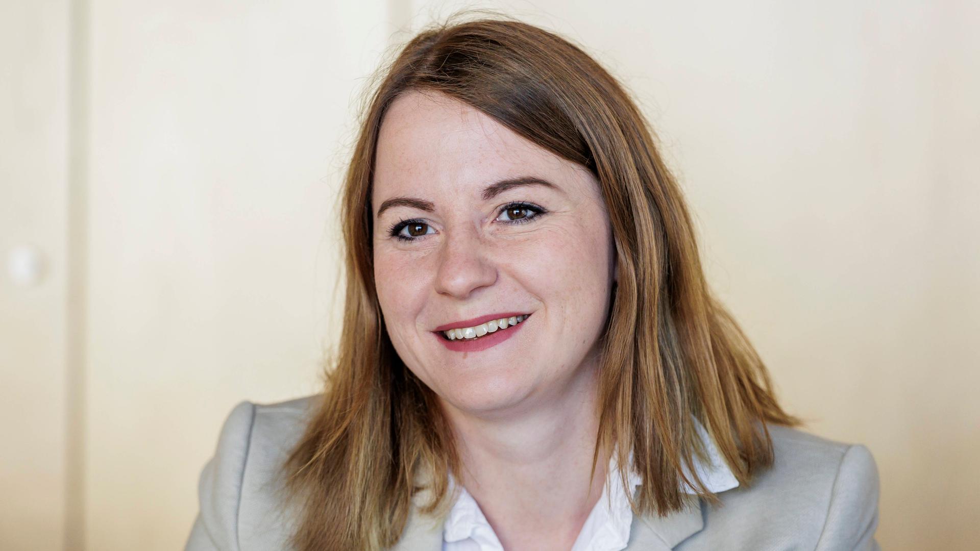 Die SPD-Bundestagsabgeordnete Annika Klose im Porträt; sie trägt die Haare offen und schulterlang und lächelt in die Kamera. Die SPD-Bundestagsabgeordnete Annika Klose im Porträt; sie trägt die Haare offen und schulterlang und lächelt in die Kamera.