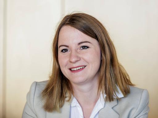 Die SPD-Bundestagsabgeordnete Annika Klose im Porträt; sie trägt die Haare offen und schulterlang und lächelt in die Kamera. 