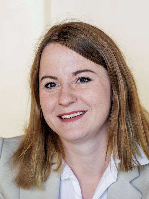 Die SPD-Bundestagsabgeordnete Annika Klose im Porträt; sie trägt die Haare offen und schulterlang und lächelt in die Kamera. 