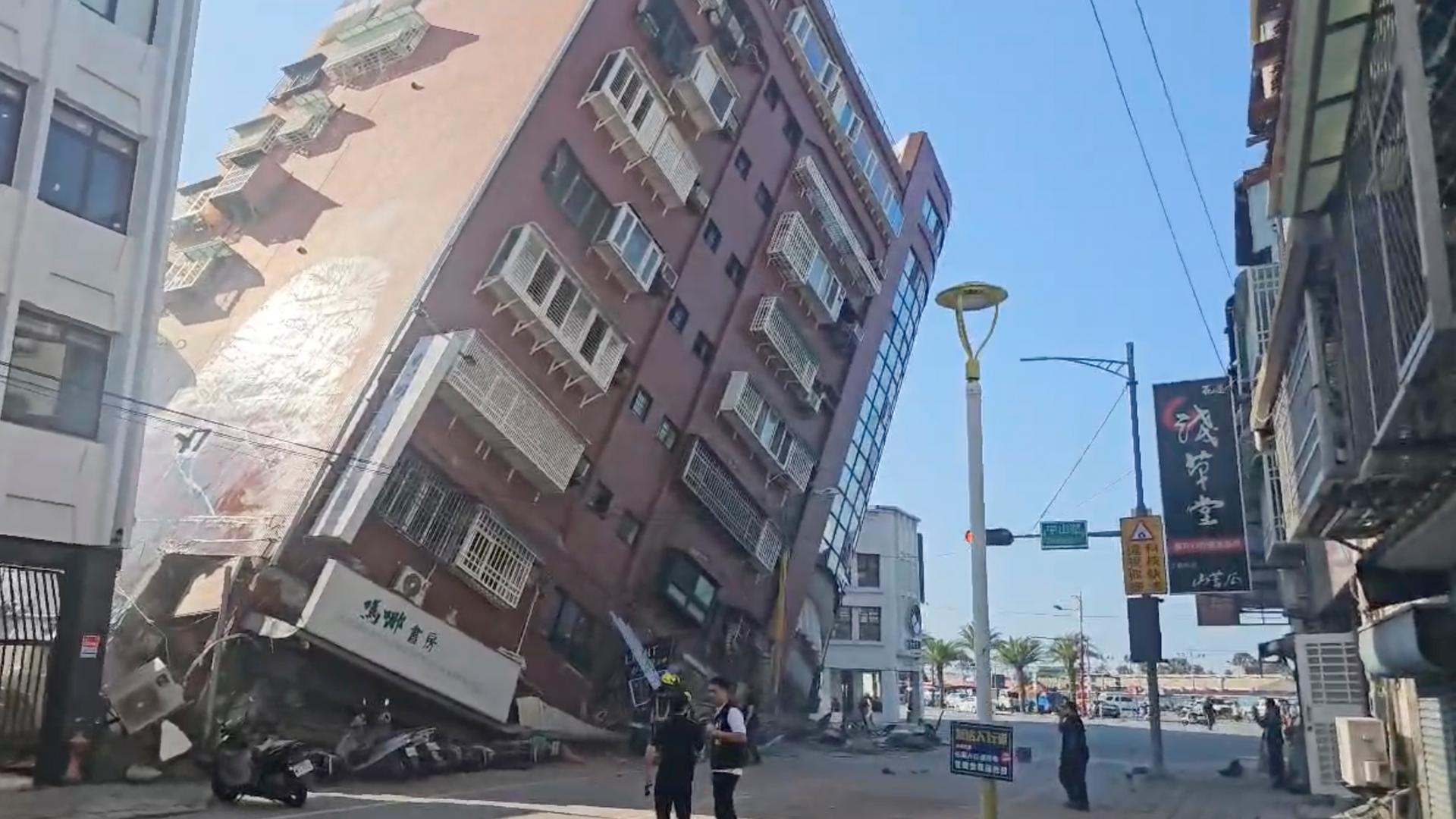 03.04.2024, Taiwan, Hualien: Auf diesem Bild aus einem Video des Fernsehsenders TVBS ist ein teilweise eingestürztes Gebäude in Hualien im Osten Taiwans zu sehen.