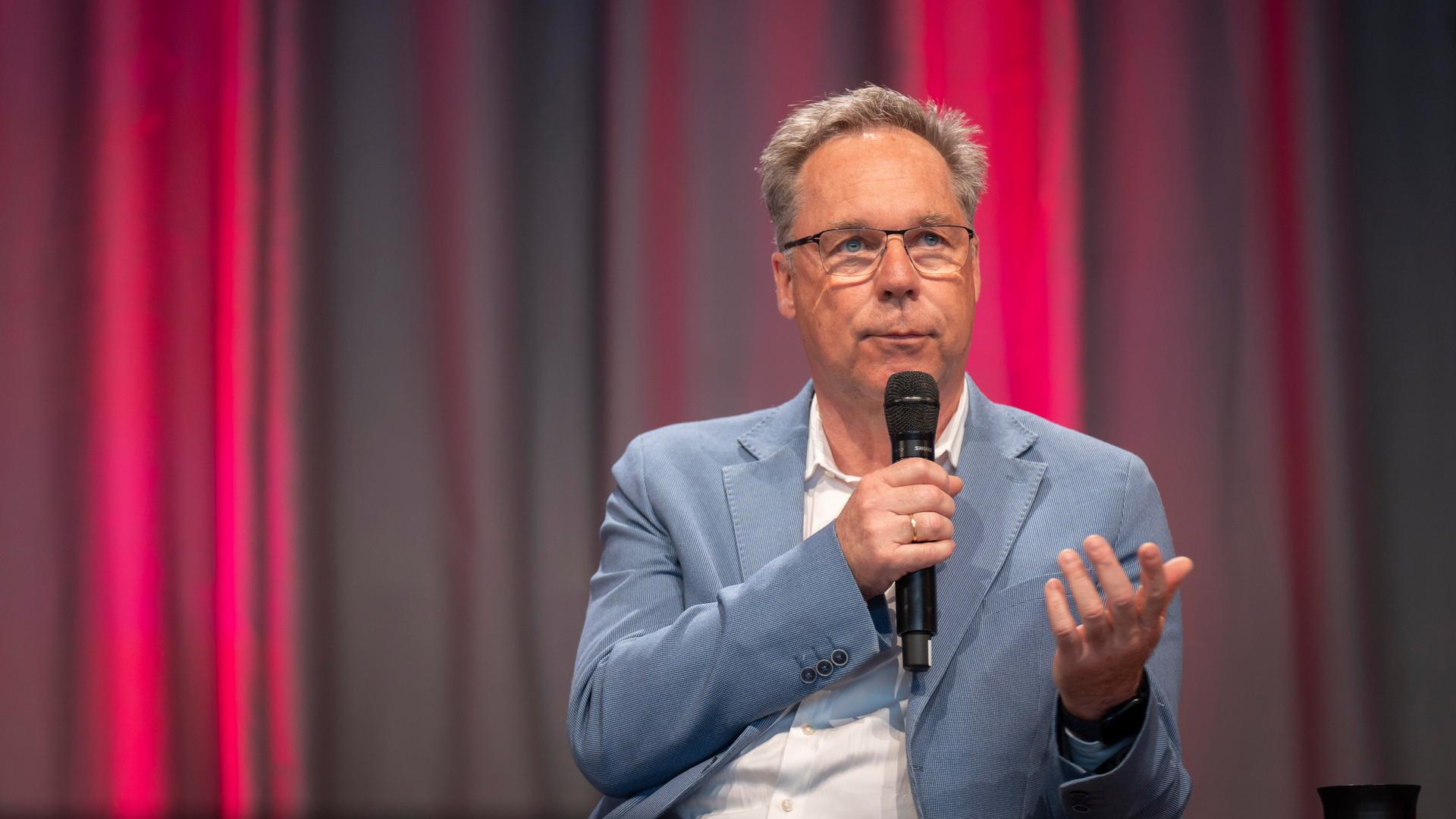 Holger Lösch spricht in ein Mikrofon.