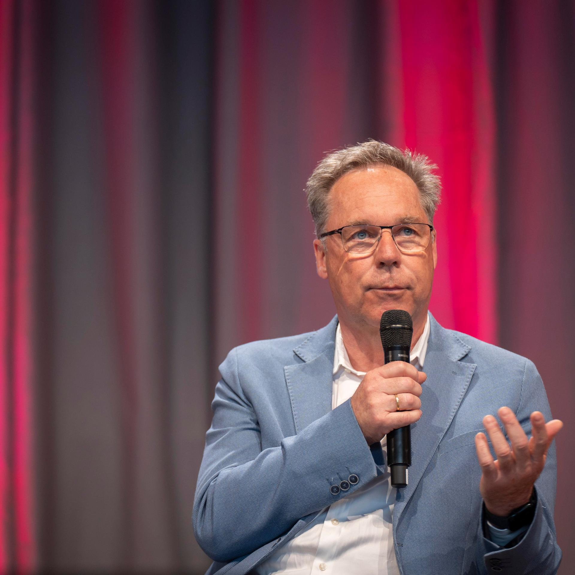 Holger Lösch spricht in ein Mikrofon.