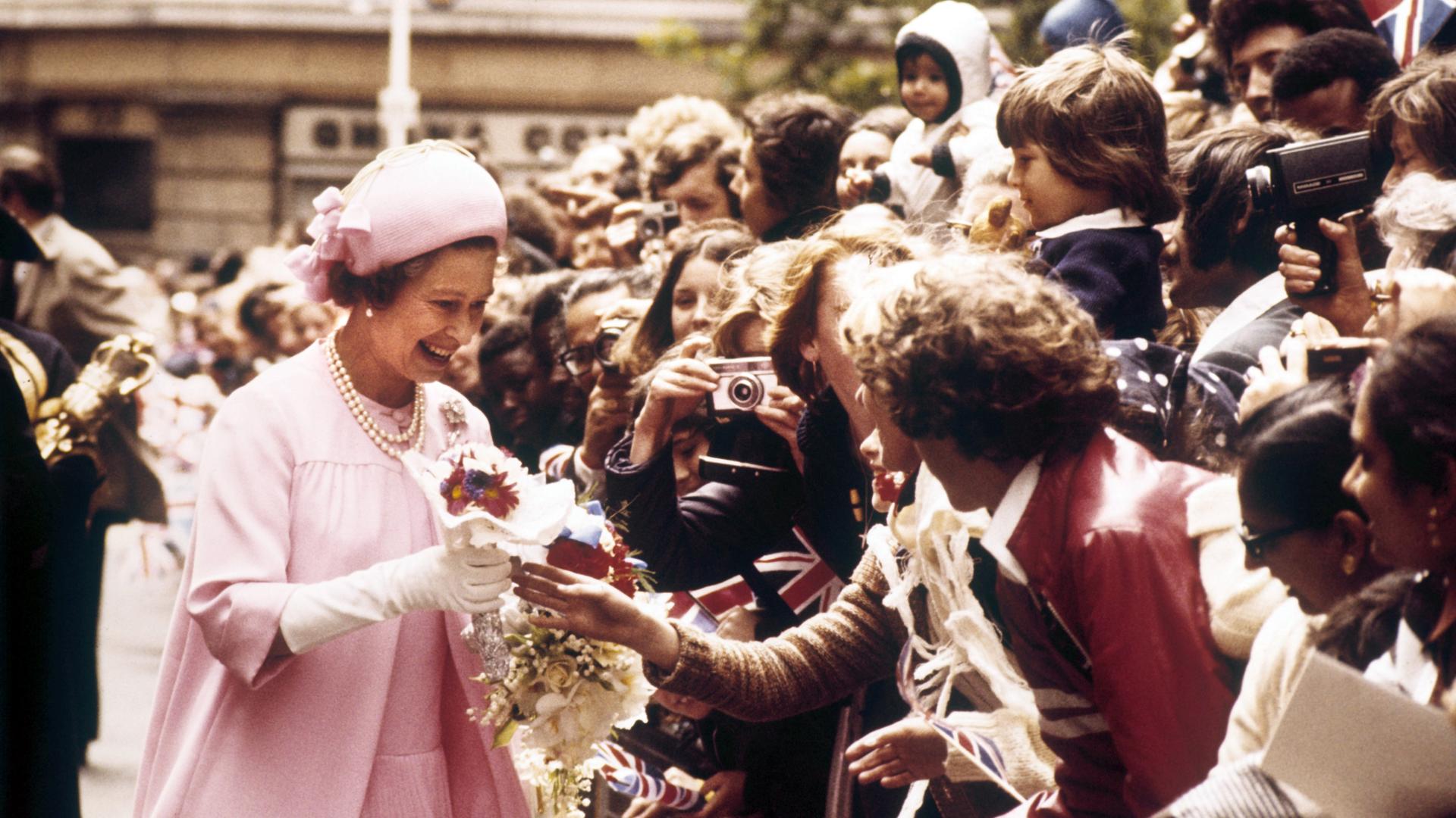 25. Krönungsjubiläum: Queen Elizabeth II. wird 1977 in London begeistert gefeiert.