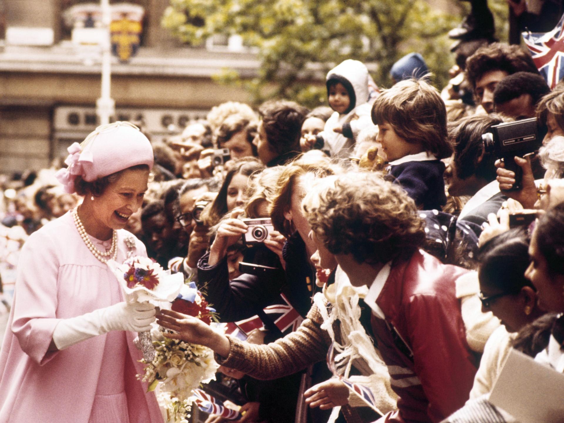 25. Krönungsjubiläum: Queen Elizabeth II. wird 1977 in London begeistert gefeiert.