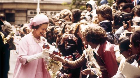 25. Krönungsjubiläum: Queen Elizabeth II. wird 1977 in London begeistert gefeiert.