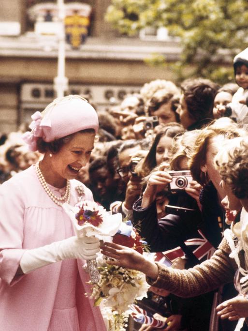 25. Krönungsjubiläum: Queen Elizabeth II. wird 1977 in London begeistert gefeiert.