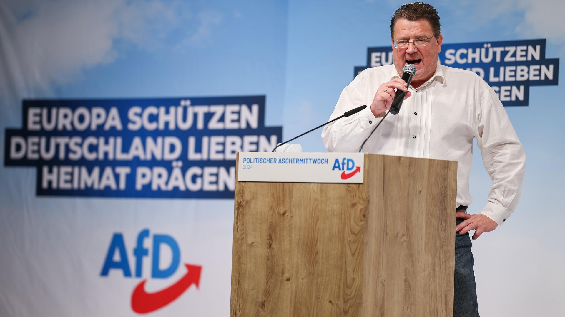 Stephan Brandner, Bundestagsabgeordneter aus Thüringen, steht mit weißem Hemd beim politischen Aschermittwoch der AfD am Rednerpult. Stephan Brandner, Bundestagsabgeordneter aus Thüringen, steht mit weißem Hemd beim politischen Aschermittwoch der AfD am Rednerpult.