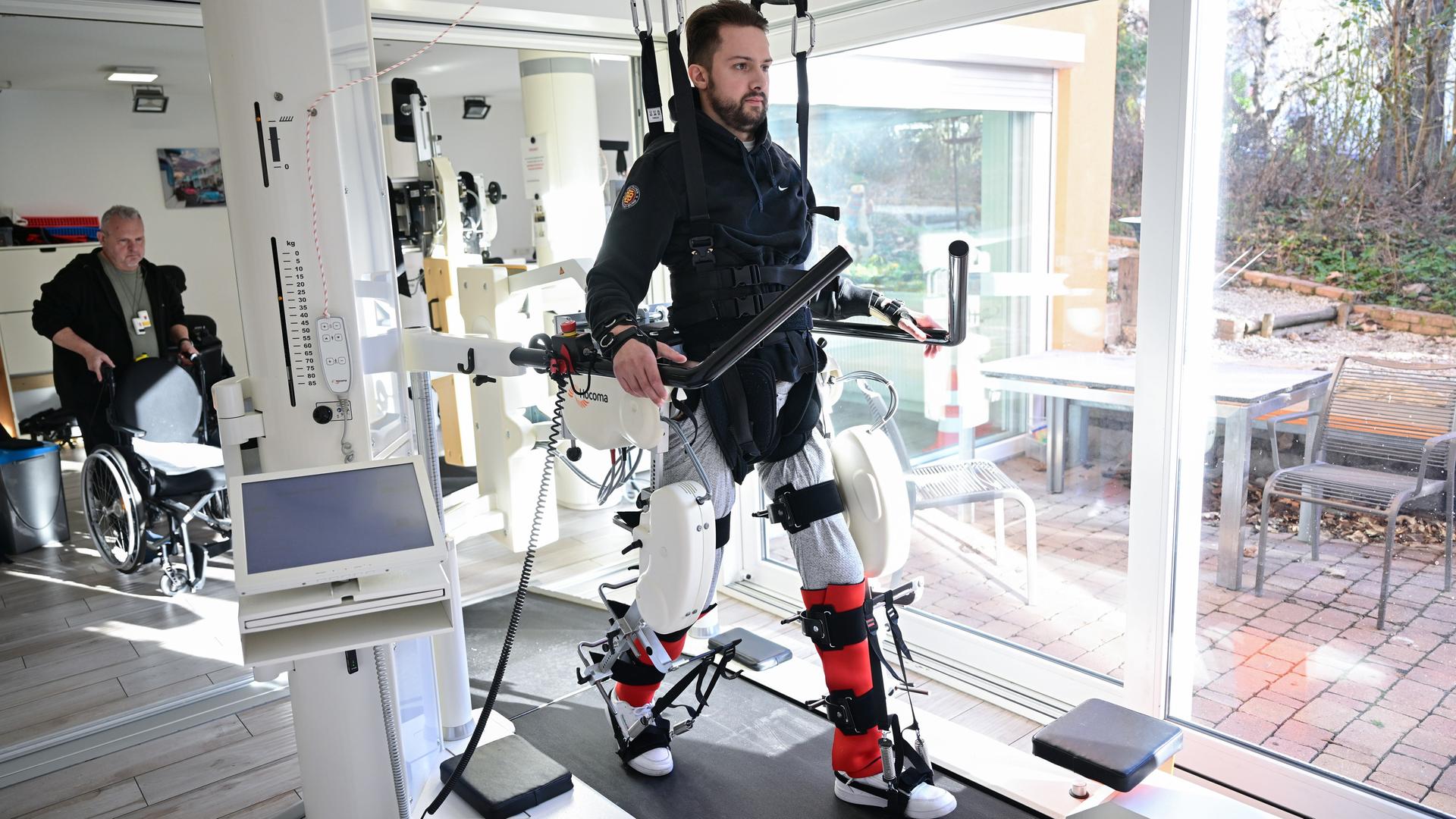 Der ehemalige Eishockeyspieler Mike Glemser absolviert in einer Reha eine Übungseinheit bei einer Robotergestützten Gangtherapie. 