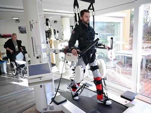 Der ehemalige Eishockeyspieler Mike Glemser absolviert in einer Reha eine Übungseinheit bei einer Robotergestützten Gangtherapie. 