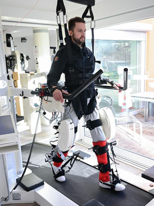 Der ehemalige Eishockeyspieler Mike Glemser absolviert in einer Reha eine Übungseinheit bei einer Robotergestützten Gangtherapie. 