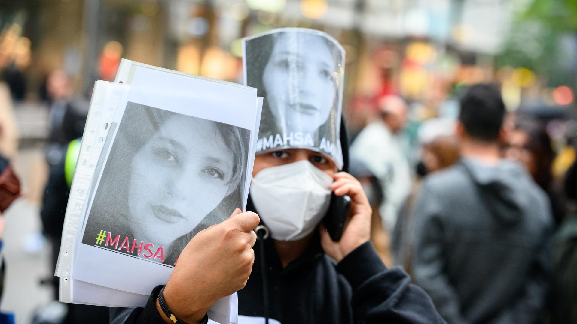 Bei einem Protest wird das Foto der Gestorbenen Mahsa Amini auf einer Solidaritätskundgebung gezeigt.