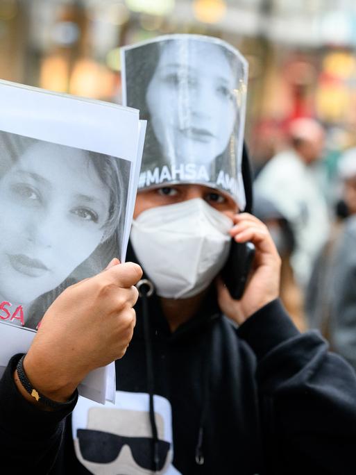 Bei einem Protest wird das Foto der Gestorbenen Mahsa Amini auf einer Solidaritätskundgebung gezeigt.