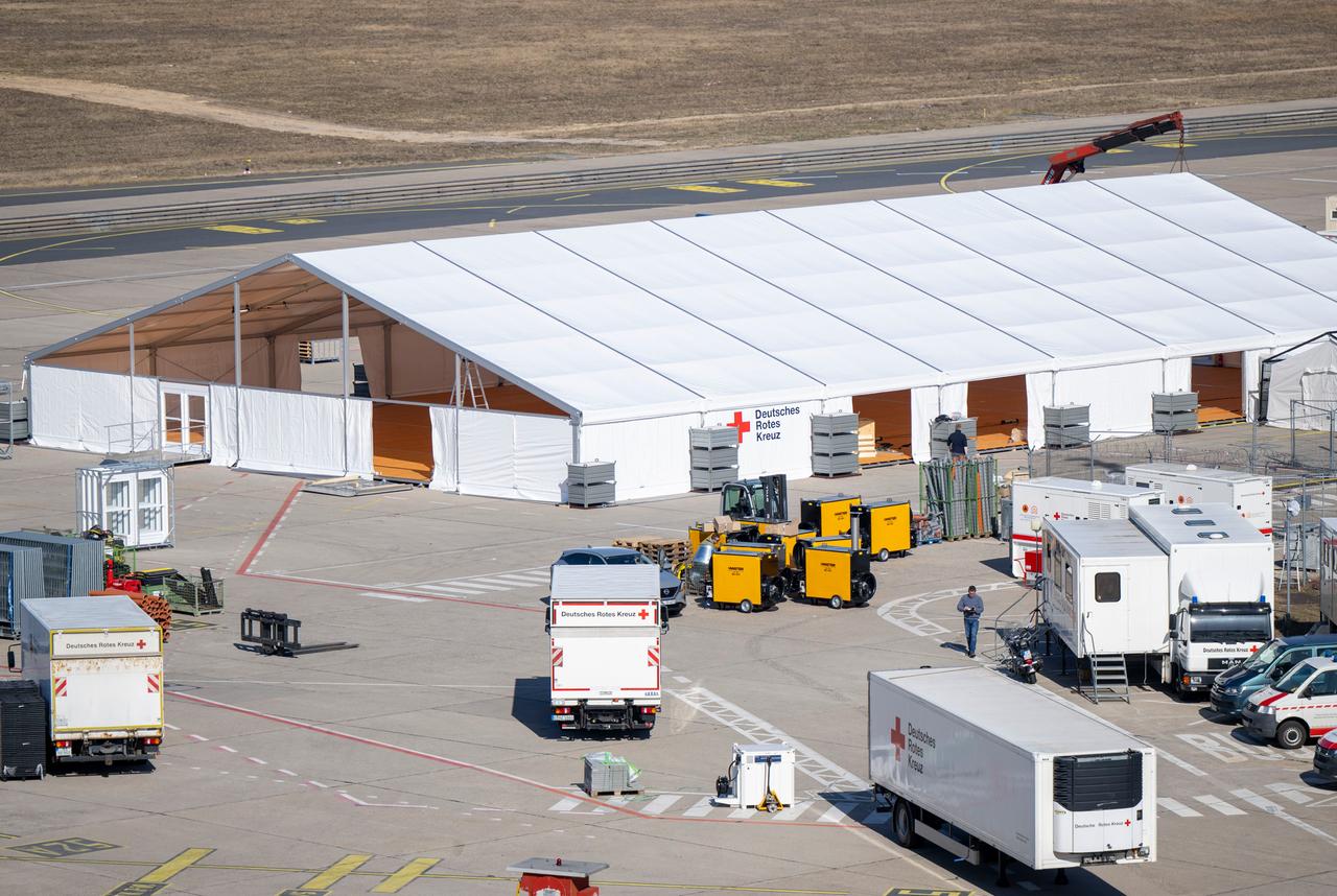 Ein Versorgungszelt des Deutschen Roten Kreuzes für Flüchtlinge aus der Ukraine steht auf dem Rollfeld des ehemaligen Flughafens Berlin-Tegel.
