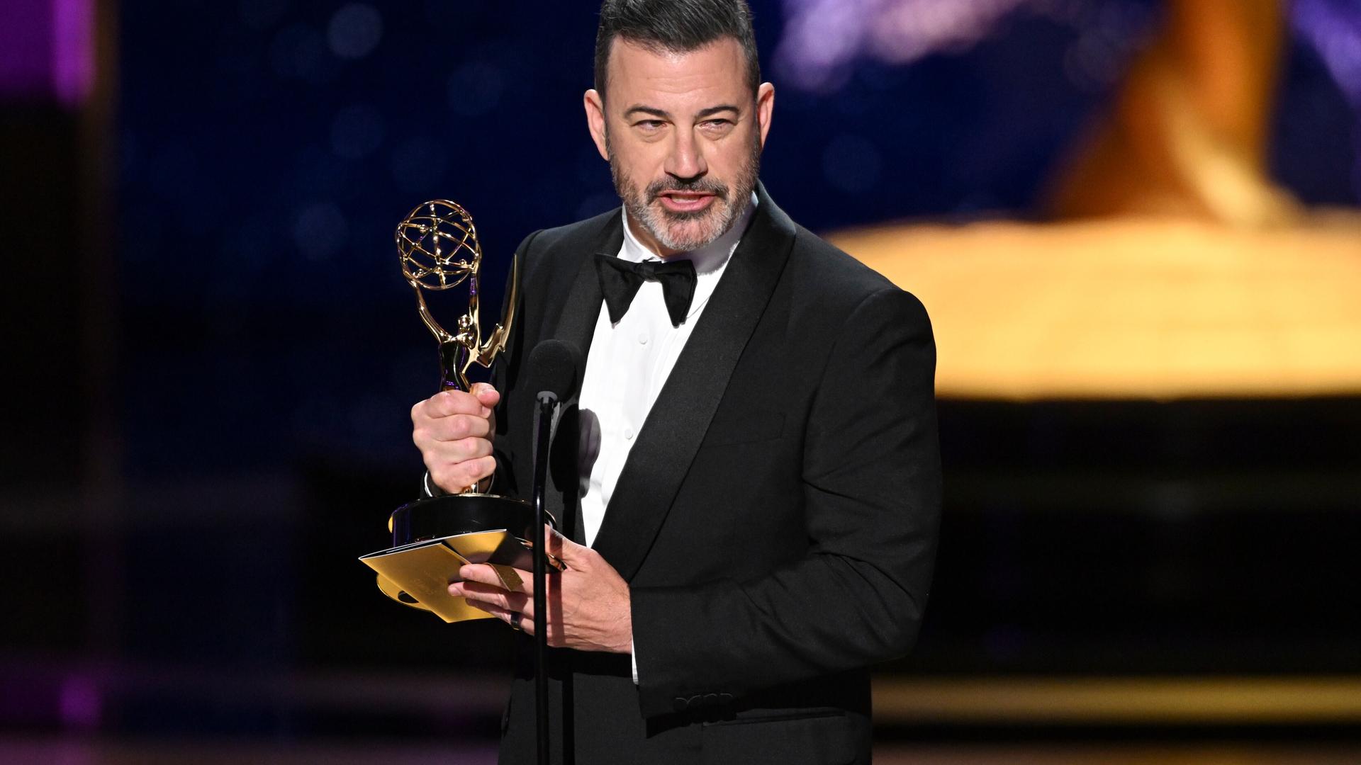 Jimmy Kimmel steht auf der Bühne am Mikrofon und hält eine Dankesrede bei der Emmy-Verleihung.