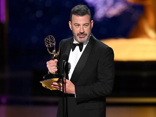 Jimmy Kimmel steht auf der Bühne am Mikrofon und hält eine Dankesrede bei der Emmy-Verleihung.