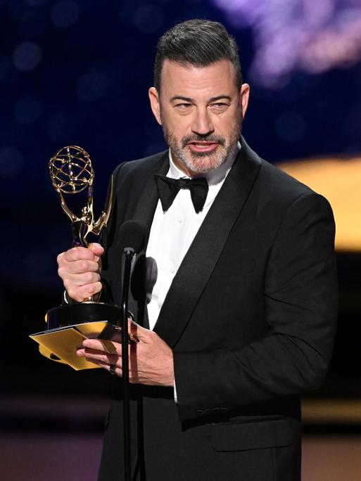 Jimmy Kimmel steht auf der Bühne am Mikrofon und hält eine Dankesrede bei der Emmy-Verleihung.
