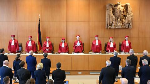 Karlsruhe: Der Zweite Senat des Bundesverfassungsgerichts,(l-r), Holger Wöckel, Thomas Offenloch, Christine Langenfeld, Astrid Wallrabenstein, Doris König (Vorsitzende), Ulrich Maidowski, Rhona Fetzer und Peter Frank, verkündet das Urteil über die Wahlrechtsreform der Ampel-Koalition. 
