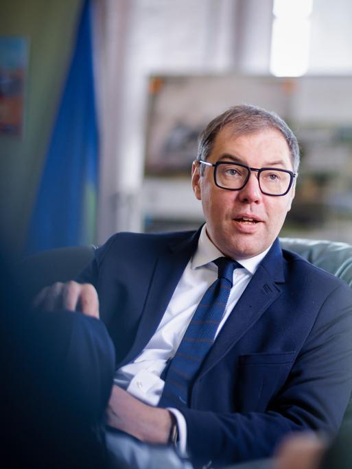 Oleksii Makeiev, Ukrainischer Botschafter in Deutschland, aufgenommen in seinem Buero in der Botschaft waehrend eines Interviews. Berlin, 25.04.2025.