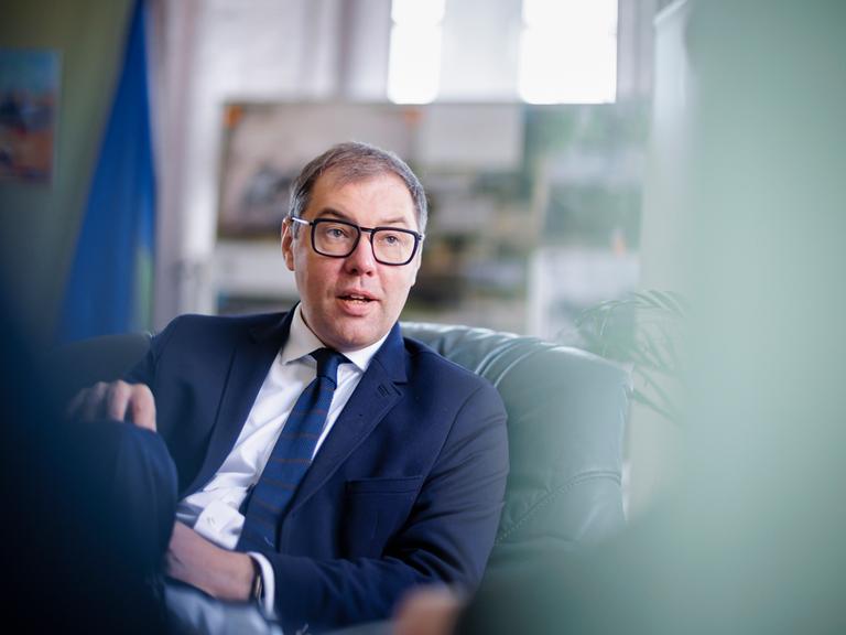 Oleksii Makeiev, Ukrainischer Botschafter in Deutschland, aufgenommen in seinem Buero in der Botschaft waehrend eines Interviews. Berlin, 25.04.2025.