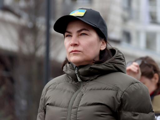 Iryna Wenediktowa, Generalstaatsanwältin der Ukraine, beantwortet die Fragen von Reportern während einer vom Innenministerium organisierten Pressetour für ukrainische und ausländische Medien in Butscha. 