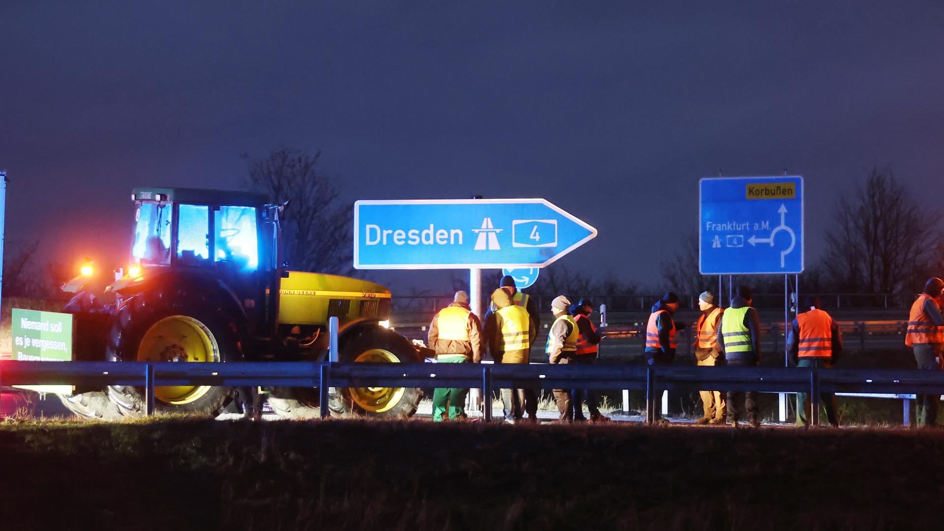Gera: Bauern blockieren mit ihren Traktoren die Auffahrt zur Autobahn 4 an der Anschlussstelle Gera-Leumnitz.