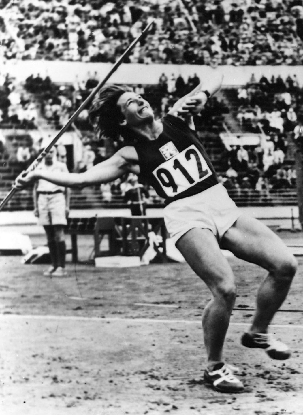 Die Speerwerferin Dana Zátopková bei den Olympischen Spielen in Helsinki 1952 